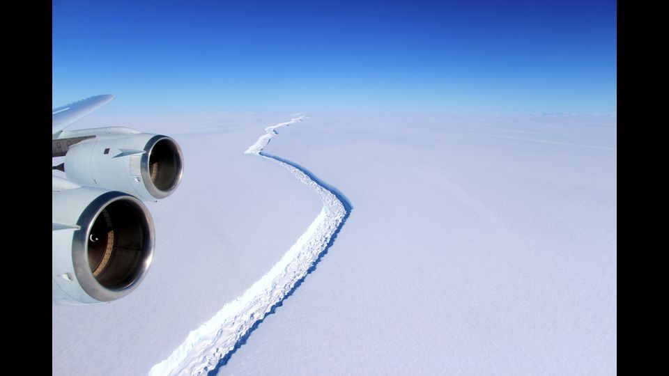 Si &egrave; staccato un gigantesco iceberg dalla banchisa nella parte occidentale dell'Antartico. Lo hanno reso noto i ricercatori che da anni lo stavano monitorando, e negli ultimi mesi con crescente apprensione.