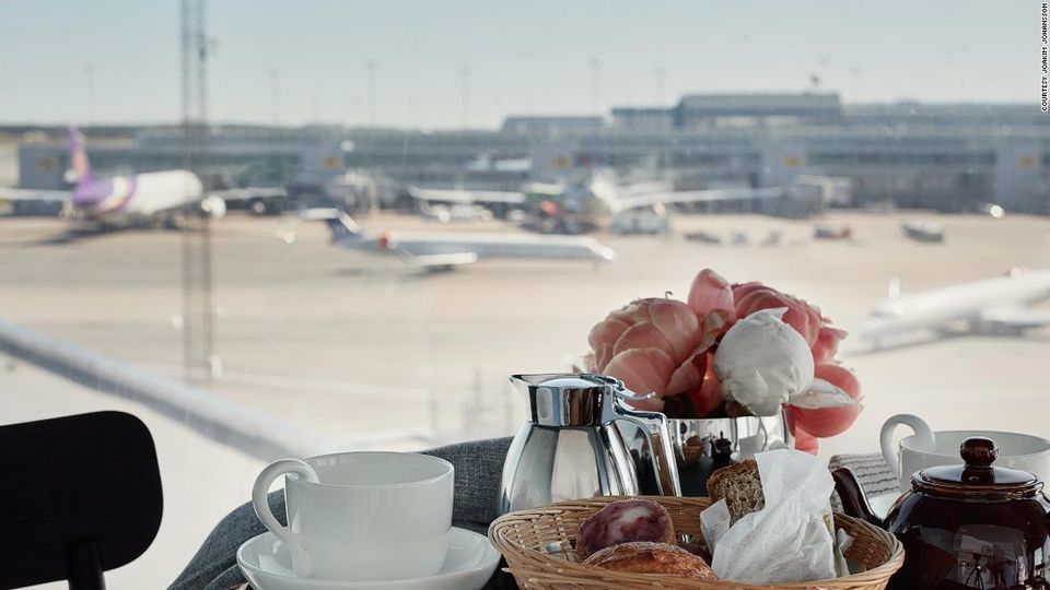 Chi pensa che dormire all&rsquo;aeroporto non sia per niente divertente dovr&agrave; cambiare idea. Ad Arlanda, scalo di Stoccolma, una torre di controllo rimasta inutilizzata per 15 anni &egrave; ora diventata un super appartamento di lusso, dove poter passare ore piacevoli e seguire l&rsquo;affascinante alternarsi degli aerei sulle piste.&nbsp;Foto:&nbsp;Courtesy Joakim Johansson