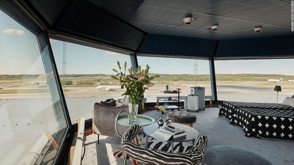 Lo spazio, reinventato dalla designer scandinava Cilla Ramnek, si sviluppa - come si legge sulla Cnn - su due piani per un totale di circa 80 metri quadrati cos&igrave; suddivisi:  una camera da letto, un bagno, una cucina e una zona pranzo. Per gli arredi &egrave; stato scelto uno stile minimal con tocchi che richiamano gli anni &rsquo;60. Tutte le tonalit&agrave; del grigio si alternano con delle punte di colore, ma mai troppo accesi, nella camera principale. Anche se nell&rsquo;insieme tutto sembra lineare, sono state fatte anche delle scelte coraggiose, come le poltrone in leopardo e le lenzuola con un motivo a croce. Foto:&nbsp;Courtesy Joakim Johansson