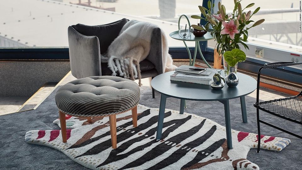 Il punto di forza &egrave; la grande vetrata, dal pavimento fino al soffitto, che ruota intorno a quasi tutta la stanza. &ldquo;E&rsquo; uno dei progetti pi&ugrave; divertenti che abbia mai realizzato&rdquo;, racconto Ramnek. &ldquo;Ho tratto ispirazione dal luogo stesso ed &egrave; stato bello trasformarlo in un appartamento&rdquo;. Tutti i mobili e gli oggetti che si trovano nella vecchia torre di controllo si possono, tra l&rsquo;altro acquistare nei negozi dell&rsquo;aeroporto Arlanda.Foto:&nbsp;Courtesy Joakim Johansson