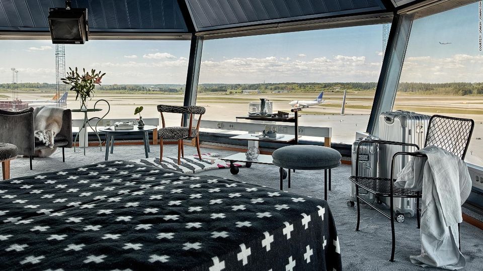 I cinque fortunati potranno anche sperimentare il ristorante Pontus in the Air e la cucina del famoso chef svedese Pontus Frithiof.Non &egrave; la prima volta che la societ&agrave; texana si lancia nella rivalutazione di spazi inconsueti. Nel 2016   ha trasformato una sala conferenze inutilizzata vicino la Torre Eiffel in un super appartamento a circa 60 metri di altezza. All'inizio del 2017 una torretta dei bagnini sulla spiaggia di Frishman a Tel Aviv &egrave; stata trasformata in un lussuoso ed elegante rifugio su due piani, con una vista mare mozzafiato. Ad aprile 2017 &egrave; toccato,  invece,  ad un vecchio faro sulla costa del North Carolina, situato in una zona conosciuta come il &lsquo;Cimitero dell&rsquo;Atlantico&rsquo;. Ora &egrave; un albergo con vista panoramica sull&rsquo;Oceano, raggiungibile solo in barca o in elicotteroFoto:&nbsp;Courtesy Joakim Johansson