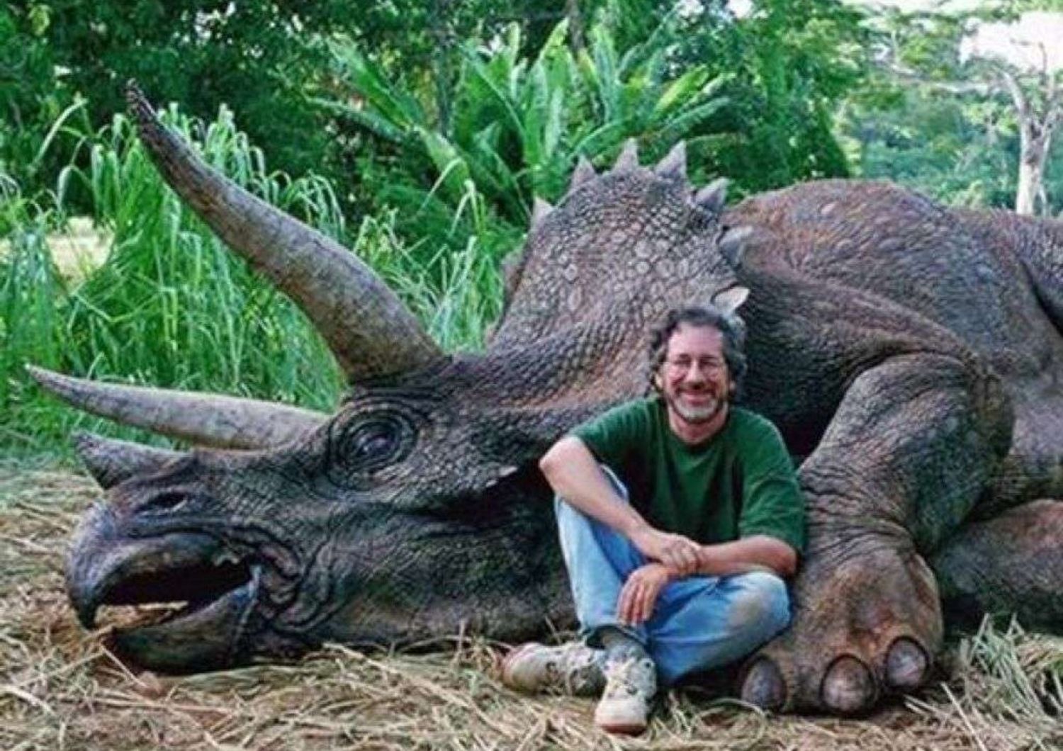 "Ha abbattuto un dinosauro", furia animalista contro Spielberg