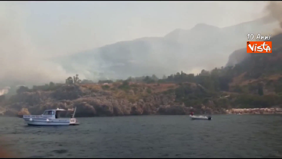 &nbsp;Incendio minaccia villaggio turistico in Sicilia Foto: Vista