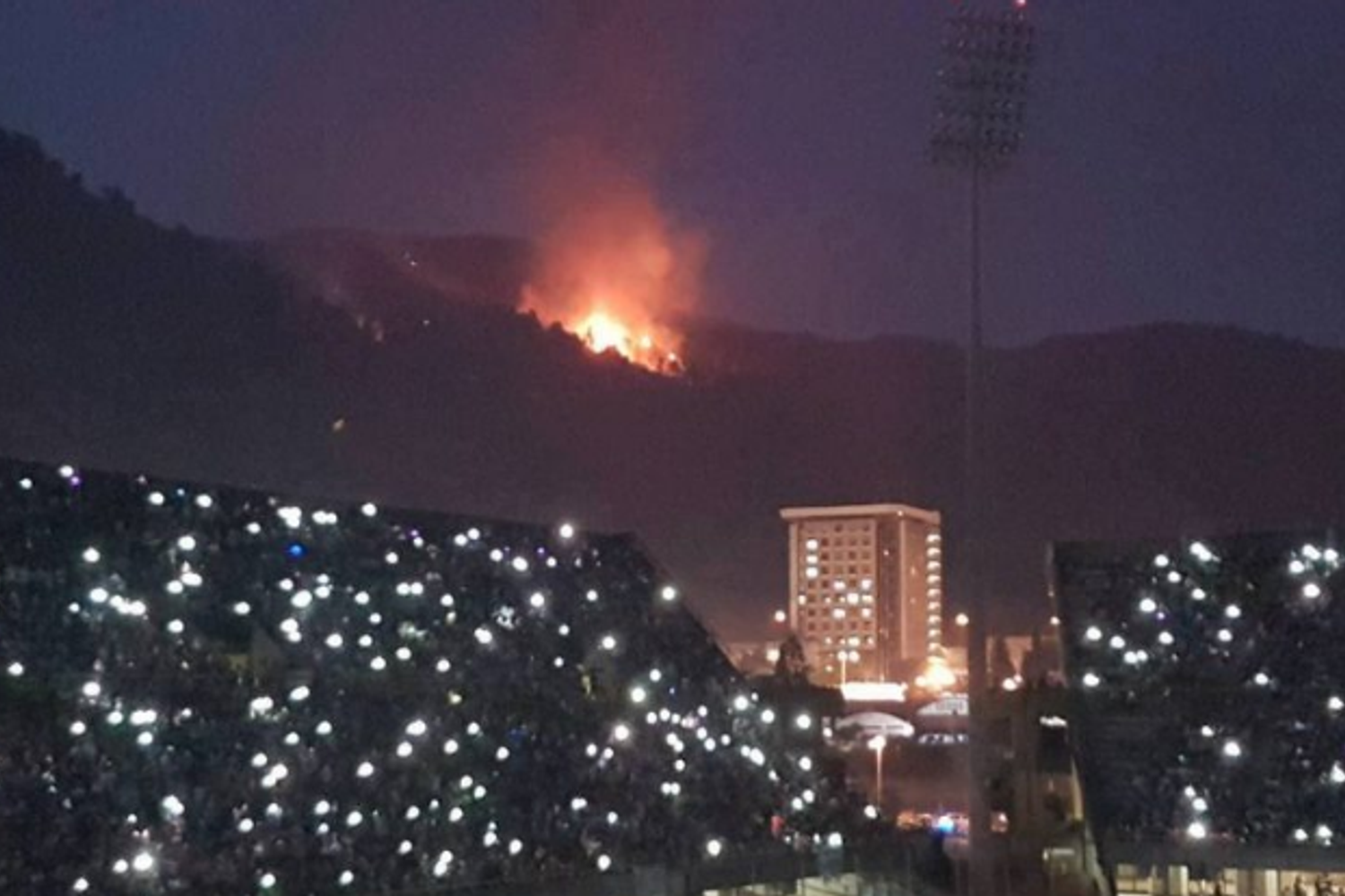 &nbsp;Incendio sulla collina di Salerno