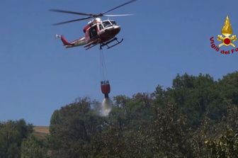 &nbsp;Elicottero dei Vigili del Fuoco in azione per spegnere un incendio