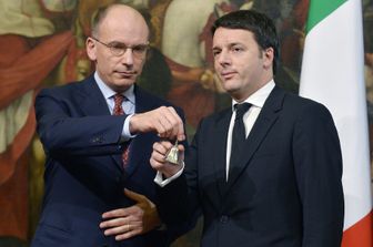 Passaggio di consegne da Enrico Letta a Matteo Renzi, 22/02/2014 (Afp)