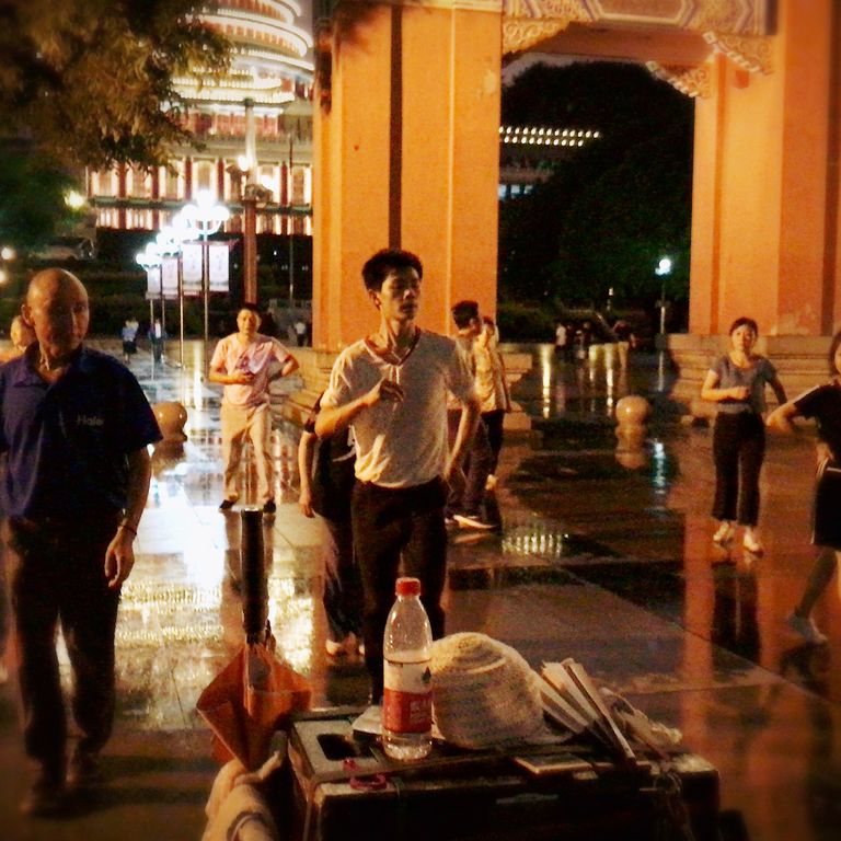 Balli di gruppo in Piazza del Popolo nel distretto di Yuzhong, dove affaccia la sede del governo locale la Grande Sala del Popolo Foto: Alessandra Spalletta/Agi