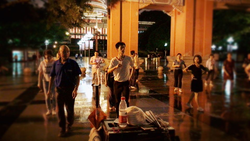 Balli di gruppo in Piazza del Popolo nel distretto di Yuzhong, dove affaccia la sede del governo locale la Grande Sala del Popolo Foto: Alessandra Spalletta/Agi