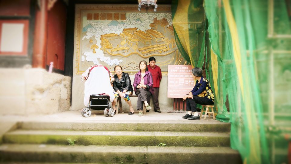 &nbsp;Gente di Dazu dove si trovano sculture religiose risalenti all'epoca della dinastia Tang (VII secolo d.C.) vicino Chongqing Foto: Alessandra Spalletta/Agi
