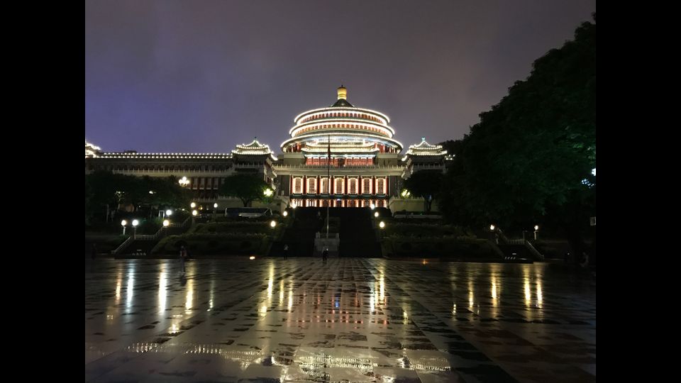 &nbsp;Piazza del Popolo, nel distretto di Yuzhong, dove affaccia la sede del governo locale la Grande Sala del Popolo, che rievoca la forma del tempio del Cielo Foto: Alessandra Spalletta/Agi
