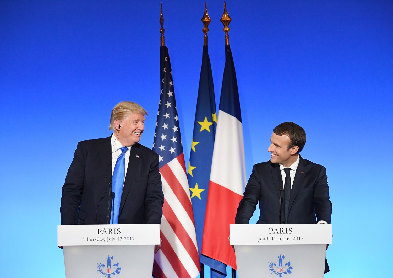 Trump a Parigi parla di Russiagate e scherza sul clima. Le news di oggi