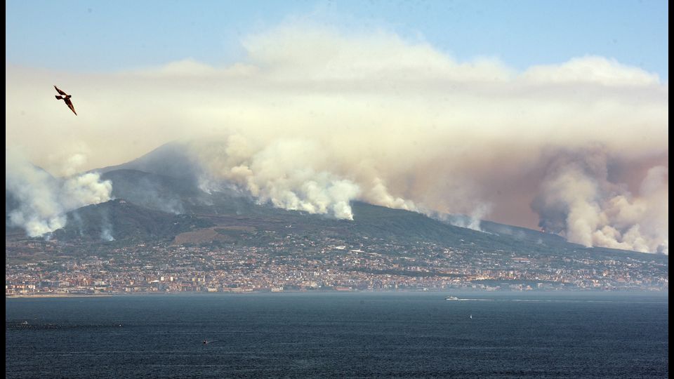 Napoli, emergenza incendi nel Sud Italia. Un fronte di fuoco di due chilometri avvolge il Vesuvio&nbsp;