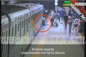 Guarda la donna incastrata e trascinata dal metr&ograve;. Video del Corriere