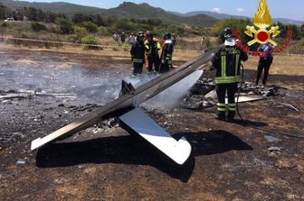 Due persone sono morte carbonizzate stamane in Gallura dopo che l'aereo ultraleggero su cui volavano &egrave; precipitato e ha preso fuoco. L'incidente &egrave; accaduto poco dopo le 12.30 a Trinita' d'Agultu, il localit&agrave; Lu Colbu, vicino alla Provinciale 90. Inutile l'intervento dell'elisoccorso, con a bordo personale del 118. Sul posto sta operando una squadra dei vigili del fuoco di Tempio Pausania.&nbsp;Quello di oggi &egrave; il secondo incidente mortale con ultraleggeri avvenuto in Sardegna questo mese. Il 5 luglio scorso un aereo con due persone a bordo, un uomo e una donna, era precipitato in mare al largo di Portoscuso sulla costa sudoccidentale della Sardegna.