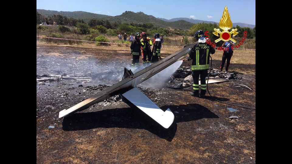 Due persone sono morte carbonizzate stamane in Gallura dopo che l'aereo ultraleggero su cui volavano &egrave; precipitato e ha preso fuoco. L'incidente &egrave; accaduto poco dopo le 12.30 a Trinita' d'Agultu, il localit&agrave; Lu Colbu, vicino alla Provinciale 90. Inutile l'intervento dell'elisoccorso, con a bordo personale del 118. Sul posto sta operando una squadra dei vigili del fuoco di Tempio Pausania.&nbsp;Quello di oggi &egrave; il secondo incidente mortale con ultraleggeri avvenuto in Sardegna questo mese. Il 5 luglio scorso un aereo con due persone a bordo, un uomo e una donna, era precipitato in mare al largo di Portoscuso sulla costa sudoccidentale della Sardegna.