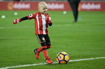 E' durata come un campionato la breve stagione di Bradley Lowery: il bambino di sei anni malato di neuroblastoma, divenuto una sorta di mascotte del calcio inglese.Foto: Oli Scarff/AFP&nbsp;