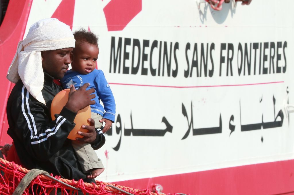 &nbsp;Migranti sbarcano da una nave di Medici Senza Frontiere