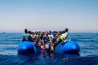 &nbsp;Migranti, gommone