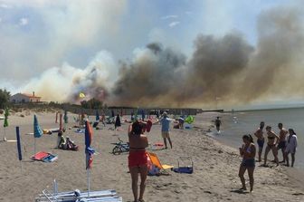 Vasto incendio vicino Capalbio, evacuata &quot;L&#39;ultima spiaggia&quot;