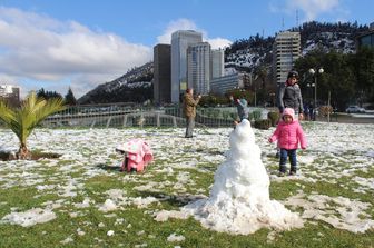 Santiago del Cile nevicata a sorpresa, che alcuni esperti hanno descritto come il pi&ugrave; grande evento degli ultimi 45 anni