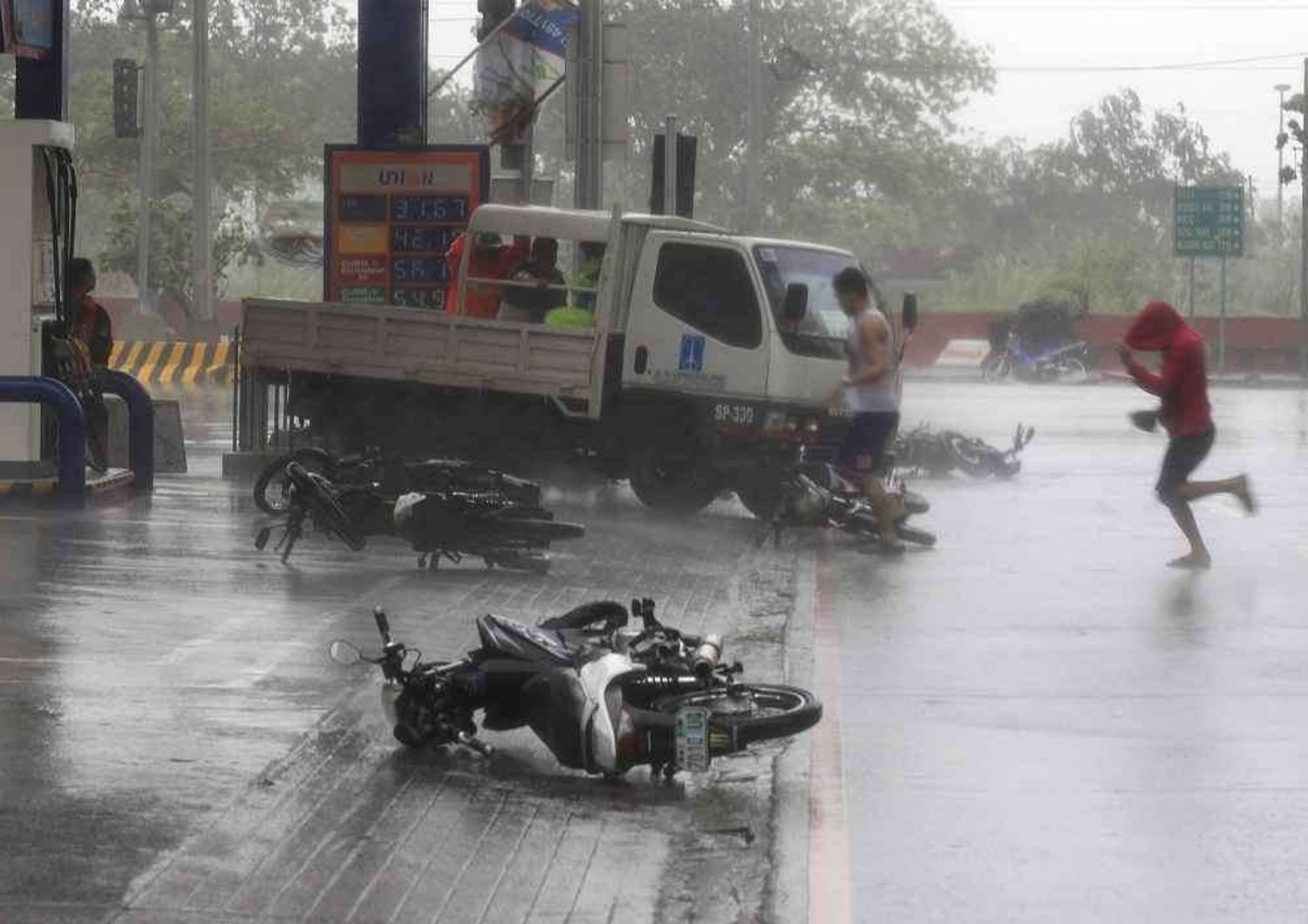 Typhoon Rammasun pounds Manila leaving 11 dead