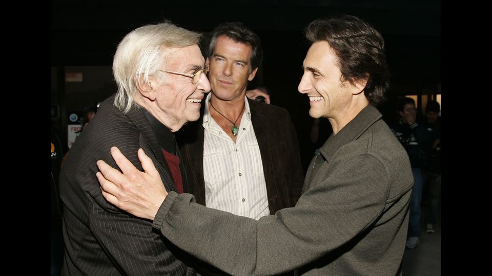 Martin Landau e Pierce Brosnan con il produttore Lawrence Bender (AFP)&nbsp;