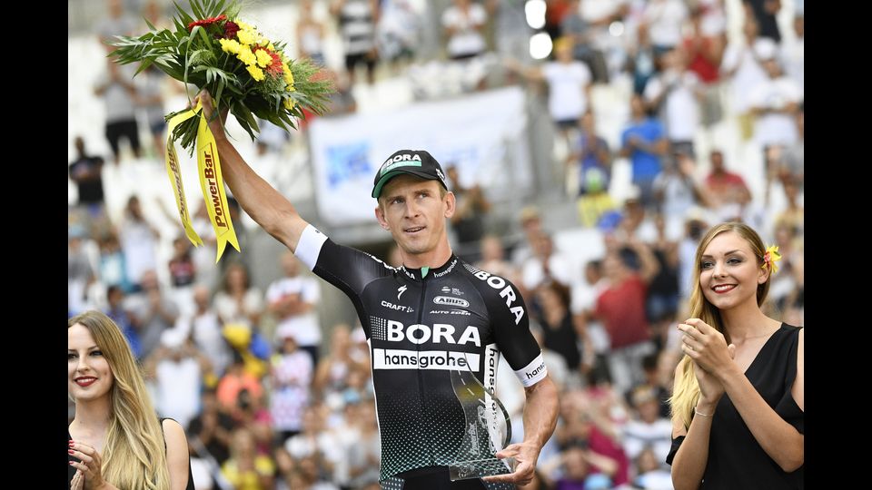 Maciej Bodnar sul podio dopo aver vinto la ventesima tappa della 104esima edizione della gara ciclistica Tour de France &nbsp;(Afp)&nbsp;