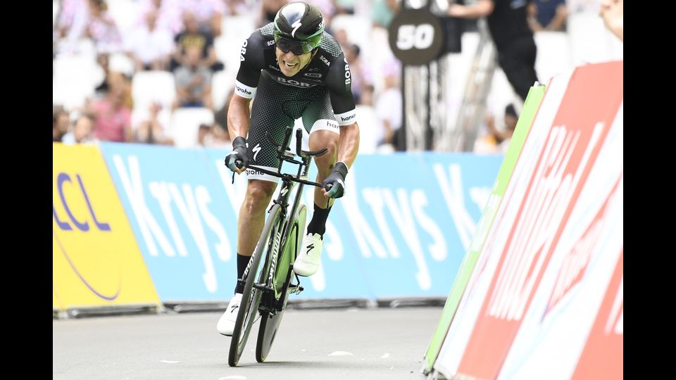 Maciej Bodnar sul podio dopo aver vinto la ventesima tappa della 104esima edizione della gara ciclistica Tour de France (Afp)