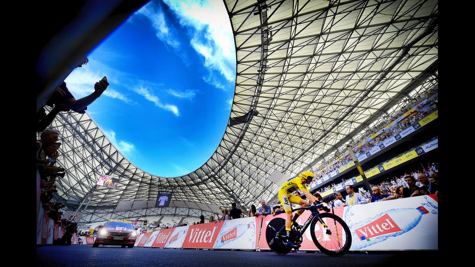 Il ciclista britannico Chris Froome, 32 anni, ha matematicamente conquistato il quo quarto Tour de France anche se oggi &egrave; arrivato solo terzo alla penultima tappa di Marsiglia. Calcolando i tempi totalidi concorrenza Froome &egrave; infatti non solo primo ma &egrave; irraggiungibile dai rivali. Domani l'ultima tappa trionfale, una formalit&agrave;.Nella foto Afp Froome, del Team Sky, all'arrivo della ventesima tappa della 104esima edizione del Tour de France (Afp)