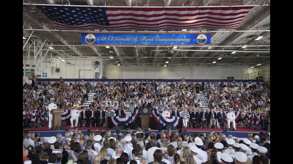 Il presidente degli Stati Uniti Donald Trump parla durante la cerimonia per il USS Gerald R. Ford a Norfolk, Virginia (Afp)&nbsp;
