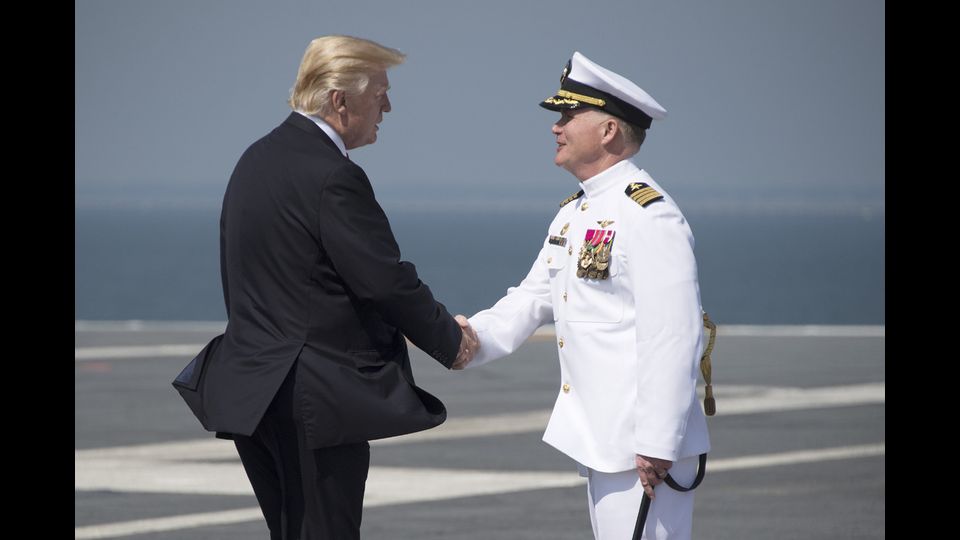 Il presidente americano Donald Trump viene accolto dal capitano Rick McCormack del USS Gerald R. Ford sul ponte di pilotaggio di Norfolk, Virginia (Afp) &nbsp;