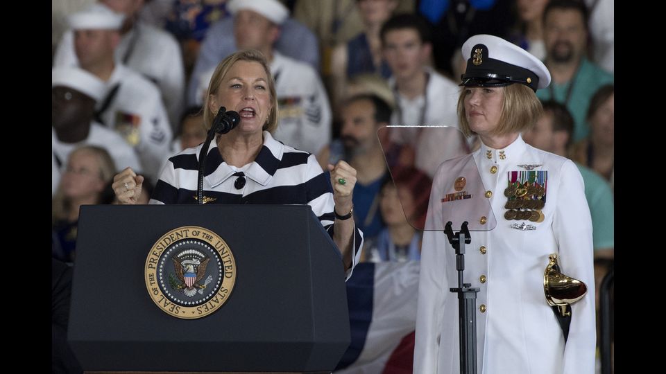 Susan Ford Bales figlia dell'ex presidente degli Stati Uniti Gerald R. Ford, parla durante la cerimonia per il USS Gerald R. Ford (Afp)&nbsp;