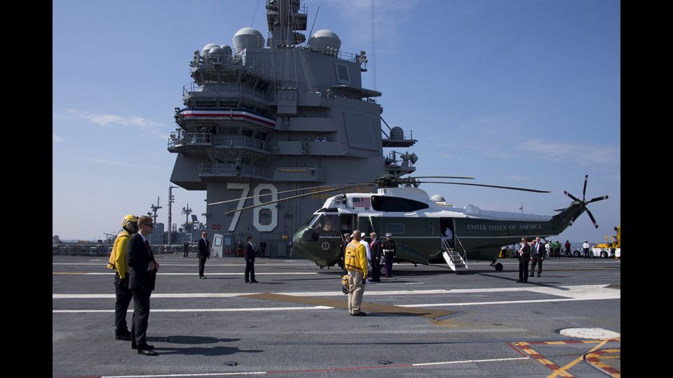 Il presidente americano Donald Trump viene accolto a bordo del USS Gerald R. Ford (Afp)&nbsp;