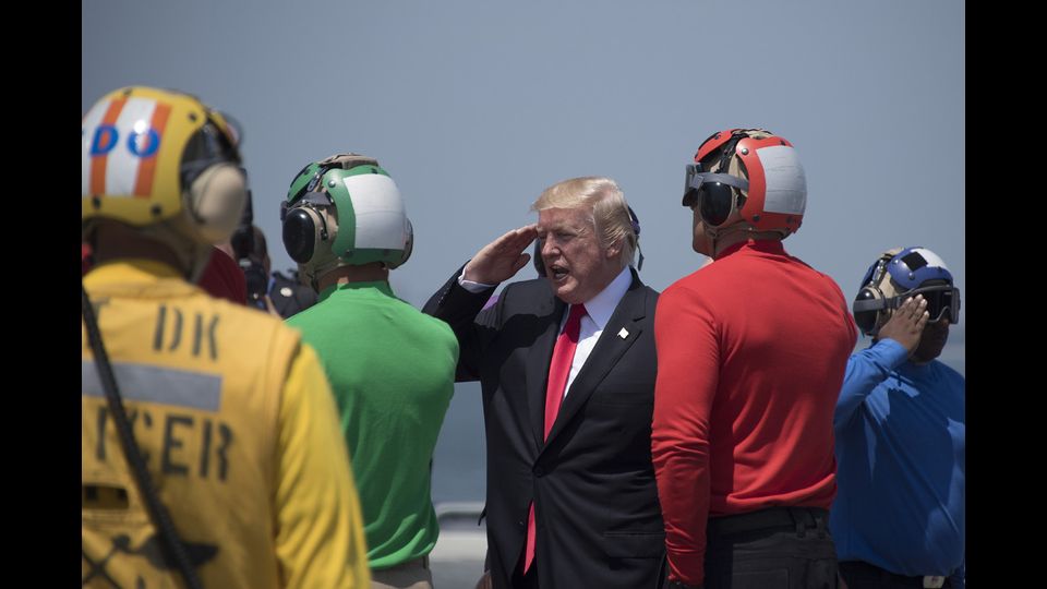 Donald Trump saluta mentre parte il USS Gerald R. Ford a Norfolk (Afp)&nbsp;