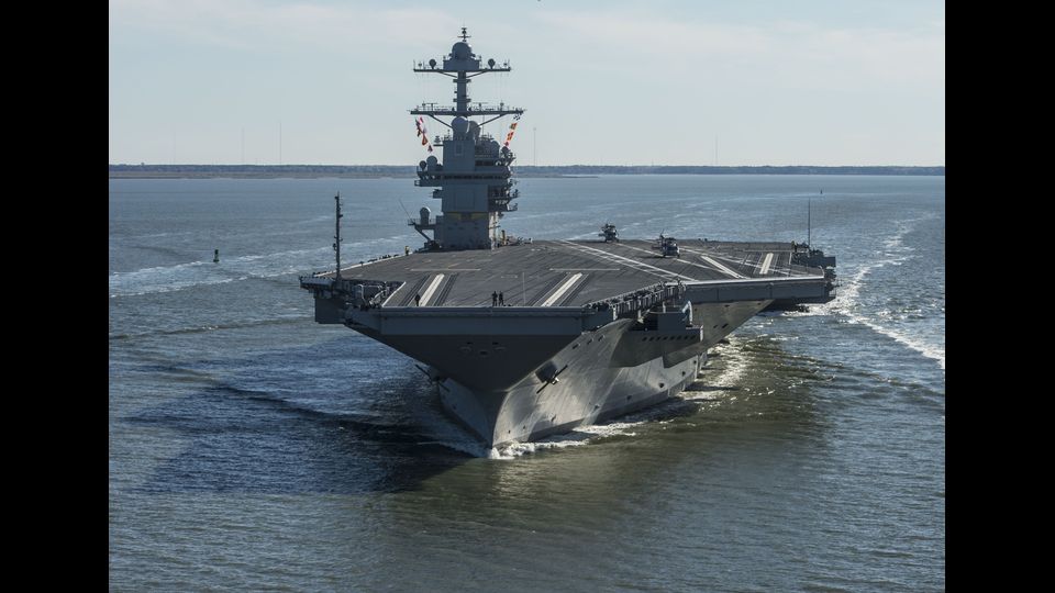 Il presidente Donald Trump ha assistito a Norfolk in Virginia alla cerimonia di 'varo' (entrer&agrave; in servizo operativo solo dal 2020) della pi&ugrave; moderna, potente e costosa super-portaerei a propulsione nucleare, la 'Uss Gerald Ford (CVN-78)', un progetto da 12,9 miliardi di dollari, i cui costi sono decollati rispetto alle stime iniziali e che da privato cittadino, Trump aveva additato come spreco di risorse pubblico. Oggi invece, con la pompa che adora, stretto tra ammiragli e salutato da 21 salve di cannone e con la bandiera presidenziale sul pennone, Trump ha esaltato questo nuovo impressionante strumento di potere degli Usa, 11esima grande portaerei a propulsione nucleare schierata dalla Us Navy. &nbsp;(Afp)