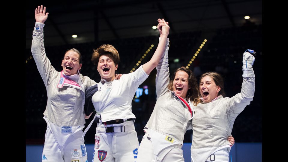 Sempre pi&ugrave; ricco il medagliere italiano ai mondiali di scherma di Lipsia.&nbsp;Loreta Gulotta, Martina Criscio, Rossella Gregorio e Irene Vecchi hanno conquistato l'oro nella sciabola femminile. Era dai mondiali dell'Avana del 2003 che le italiane non si laureavano campionesse in questa disciplina.