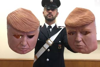 Assaltavano i bancomat mascherati da Trump