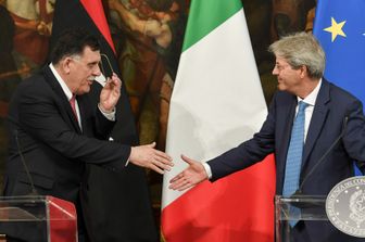 Gentiloni e Fayez al-Sarraj (Afp)