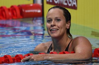 Immortale Federica Pellegrini. A 28 anni, e dopo le ultime delusioni olimpiche, si riprende il trono dei 200 stile libero con una gara perfetta ai Mondiali di Budapest. L'oro arriva in 1'54''73, dopo aver virato quarta all'ultima vasca, con uno strepitoso recupero finale. Seconda l'americana Katie Ledecky, fenomeno del nuoto mondiale, argento ex aequo insieme all'australiana McKeon. A fine gara, l'annuncio choc della nuotatrice veneta: &quot;Per me questi sono gli ultimi 200 stile libero in gare internazionali&quot;. Addio alle prossime Olimpiadi dunque? &quot;Continuer&ograve; a nuotare facendo un altro percorso - specifica Pellegrini alle tv - adesso posso dire di essere in pace con me stessa&quot;. &nbsp;(Afp)