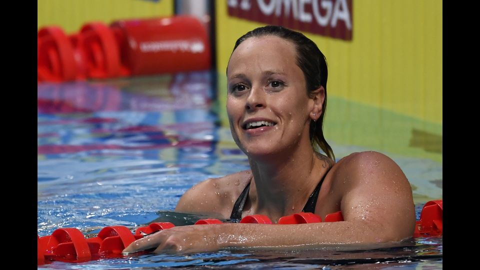 Immortale Federica Pellegrini. A 28 anni, e dopo le ultime delusioni olimpiche, si riprende il trono dei 200 stile libero con una gara perfetta ai Mondiali di Budapest. L'oro arriva in 1'54''73, dopo aver virato quarta all'ultima vasca, con uno strepitoso recupero finale. Seconda l'americana Katie Ledecky, fenomeno del nuoto mondiale, argento ex aequo insieme all'australiana McKeon. A fine gara, l'annuncio choc della nuotatrice veneta: &quot;Per me questi sono gli ultimi 200 stile libero in gare internazionali&quot;. Addio alle prossime Olimpiadi dunque? &quot;Continuer&ograve; a nuotare facendo un altro percorso - specifica Pellegrini alle tv - adesso posso dire di essere in pace con me stessa&quot;. &nbsp;(Afp)