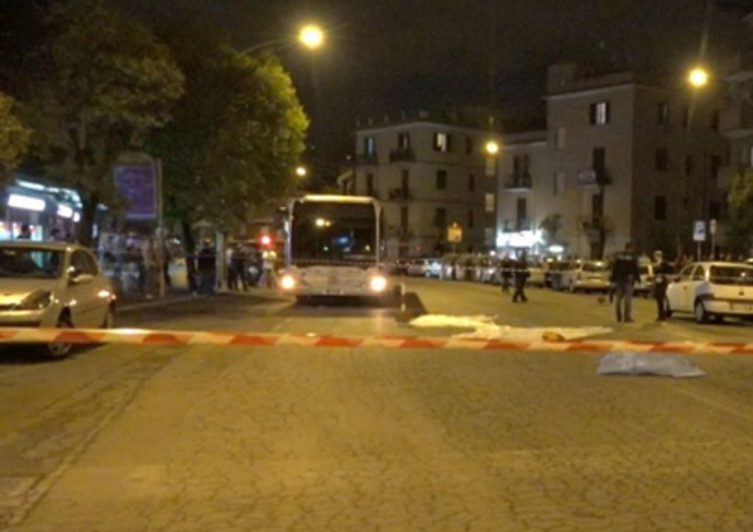 Roma, con l'auto su fermata busArrestata 17enne rom, "omicidio"