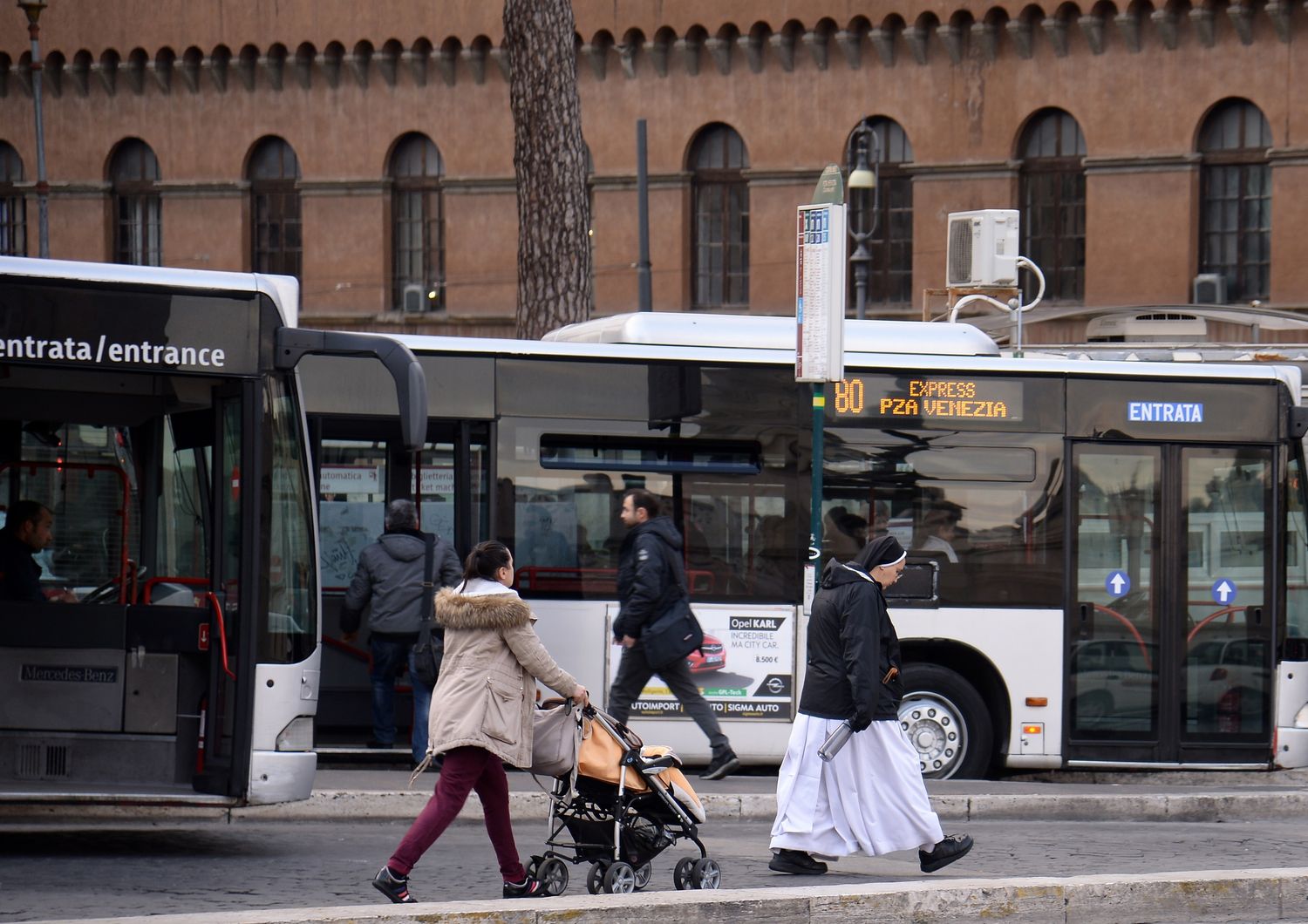 Bus dell'Atac in Piazza Venezia, Roma