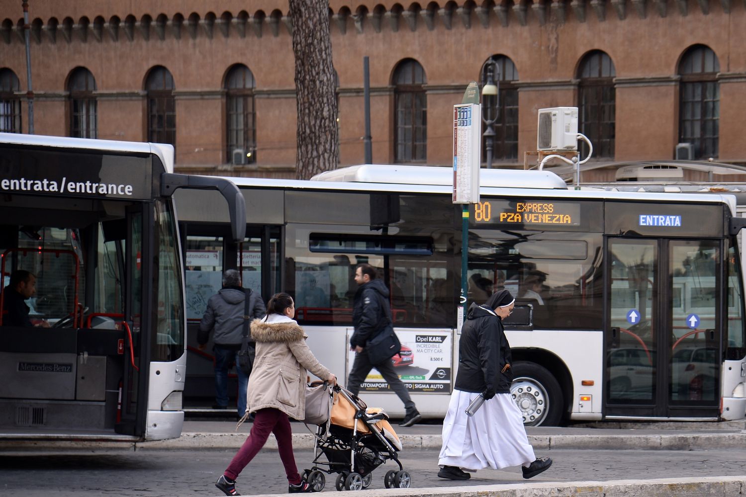 Bus dell'Atac in Piazza Venezia, Roma