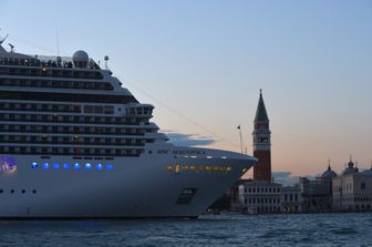 Una nave da crociera a Venezia