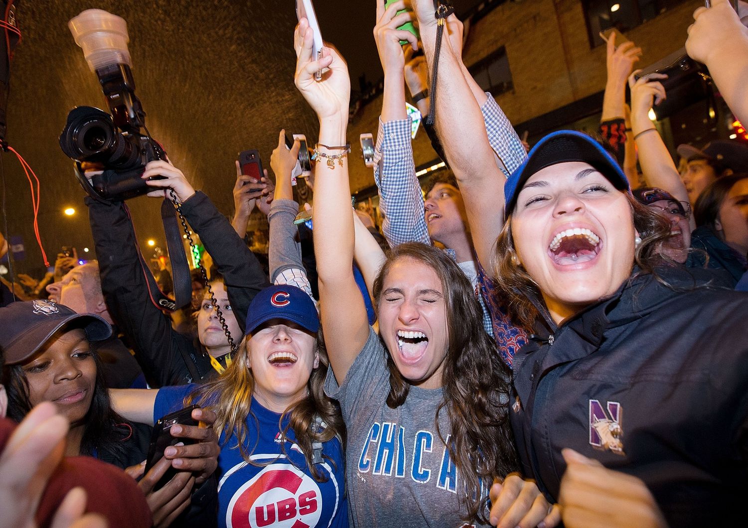 Tifosi dei Chicago Cubs festeggiano lo 'scudetto' del baseball Usa