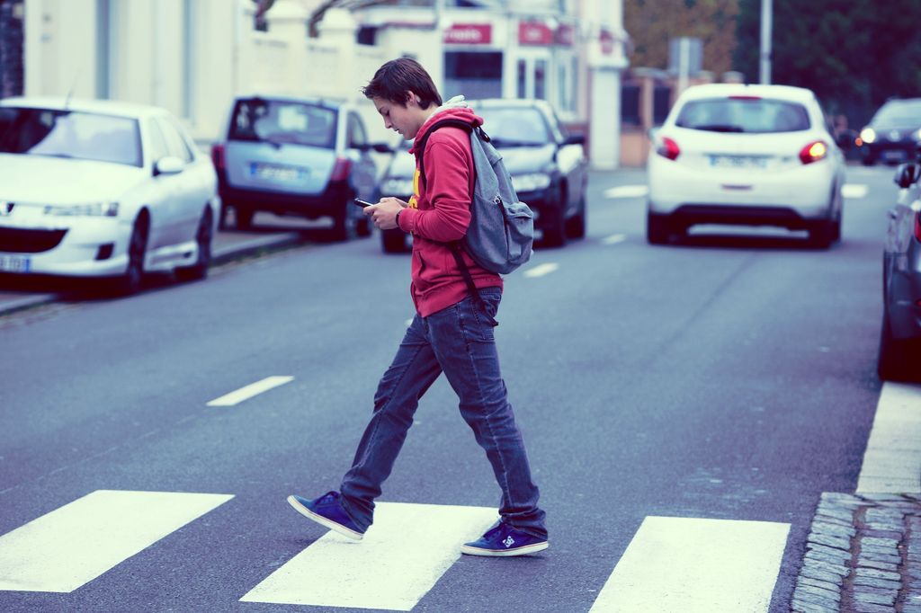 &nbsp;smartphone attraversare strada
