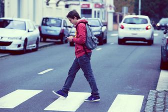 &nbsp;smartphone attraversare strada