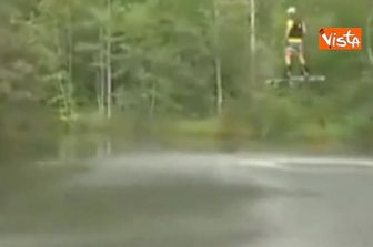 &nbsp;Piemonte, un ragazzo vola in piedi su un drone