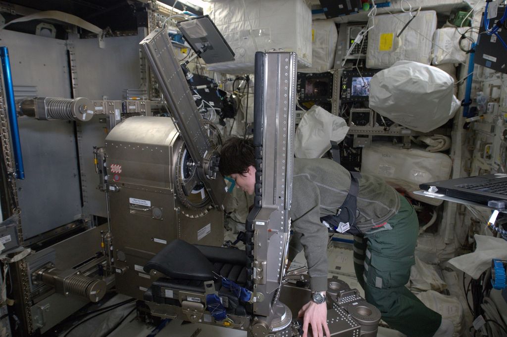 &nbsp;Samantha Cristoforetti alle prese con il Mares sulla Iss