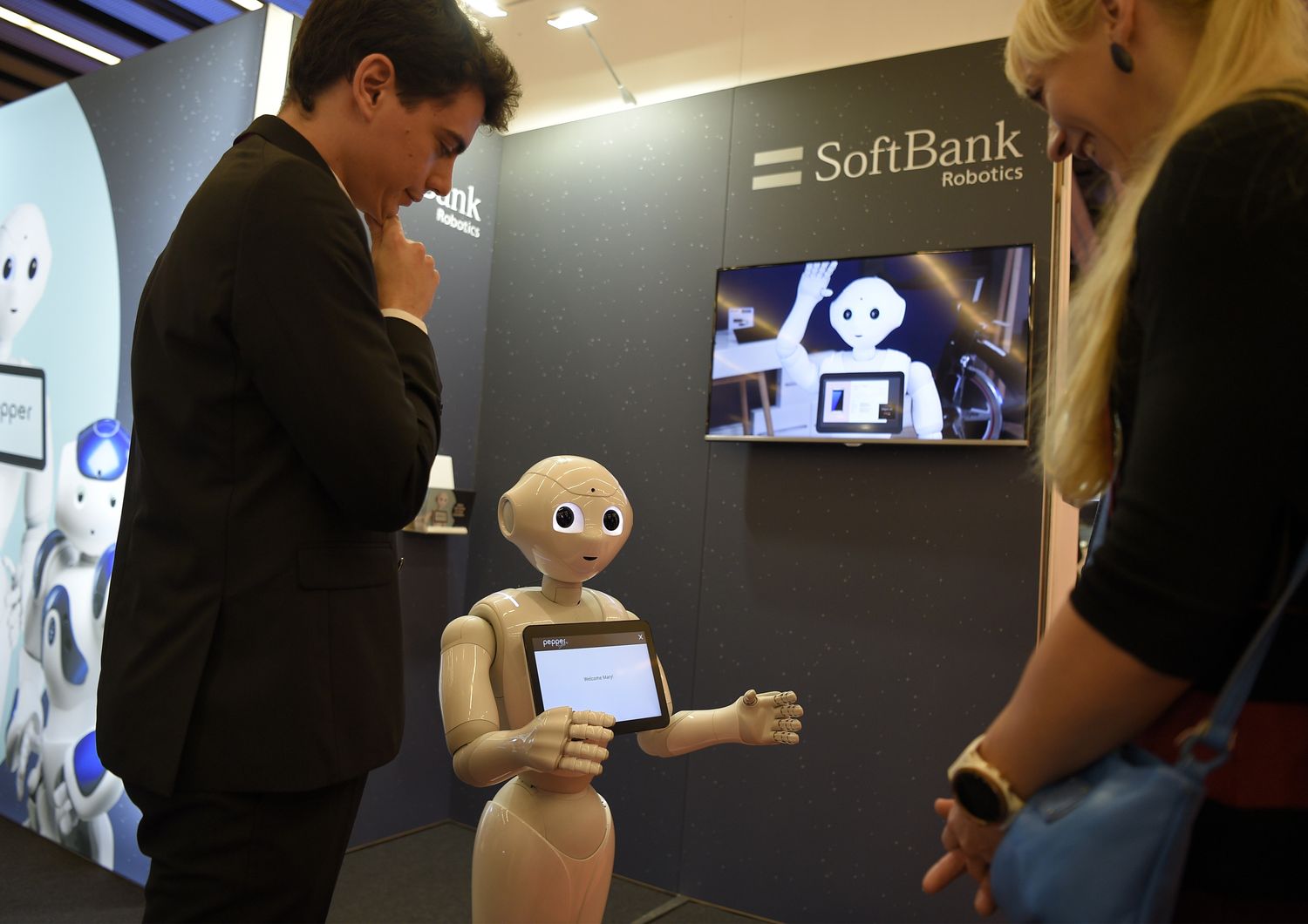 Il robot Pepper interagisce con i partecipanti al Mobile World Congress di Barcellona